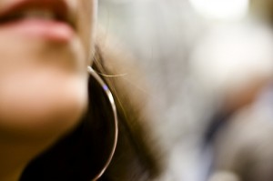 Une bouche, une boucle d\'oreille, une voix...