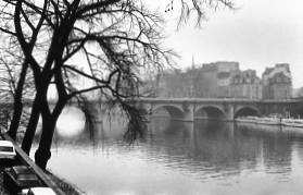 Une carte postale des ponts de Paris